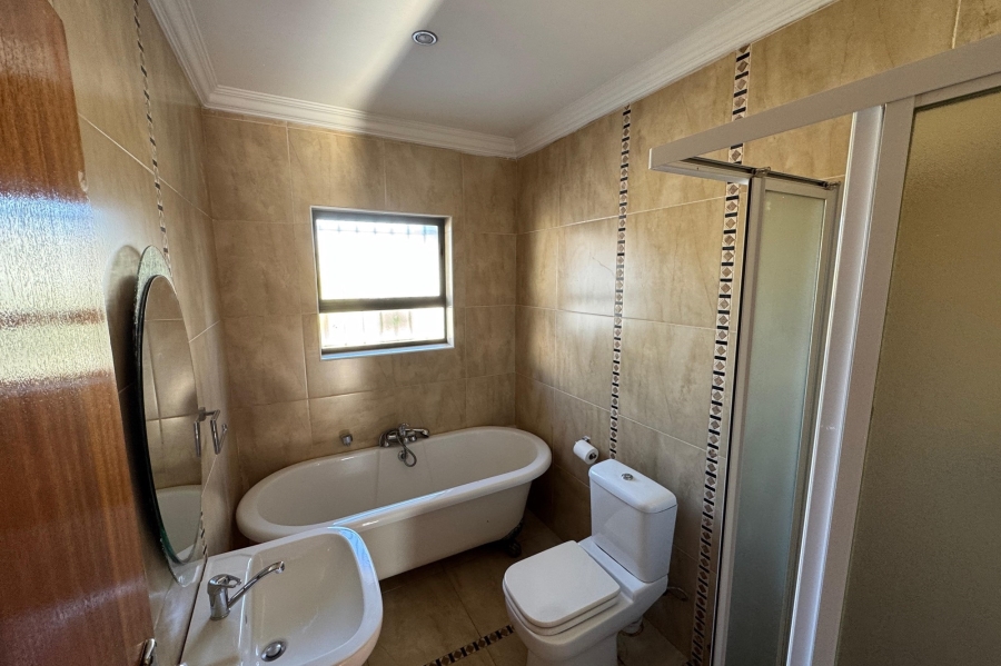 To Let 4 Bedroom Property for Rent in Goodwood Estate Western Cape